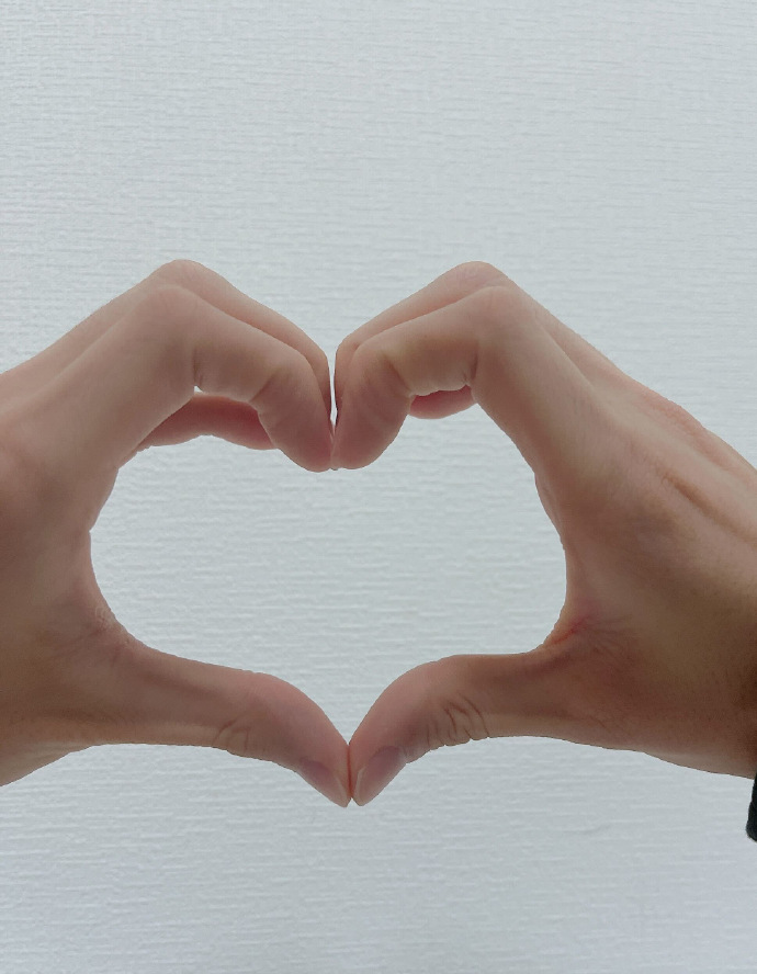 241104 dm拍了一张双手比心心的照片,说是拍摄瞬间手机无重力99