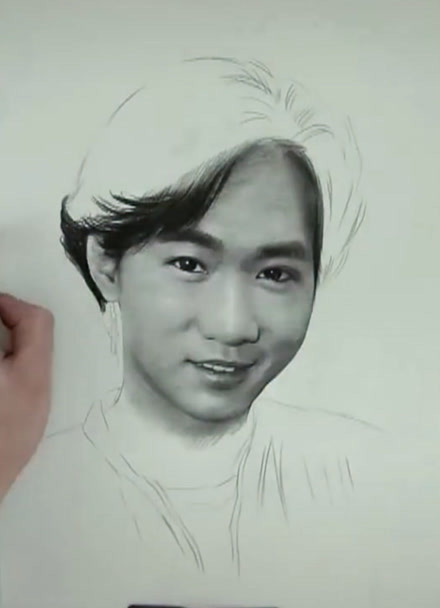 专业美术学院学生用铅笔素描黄家驹上半身头像简直神似