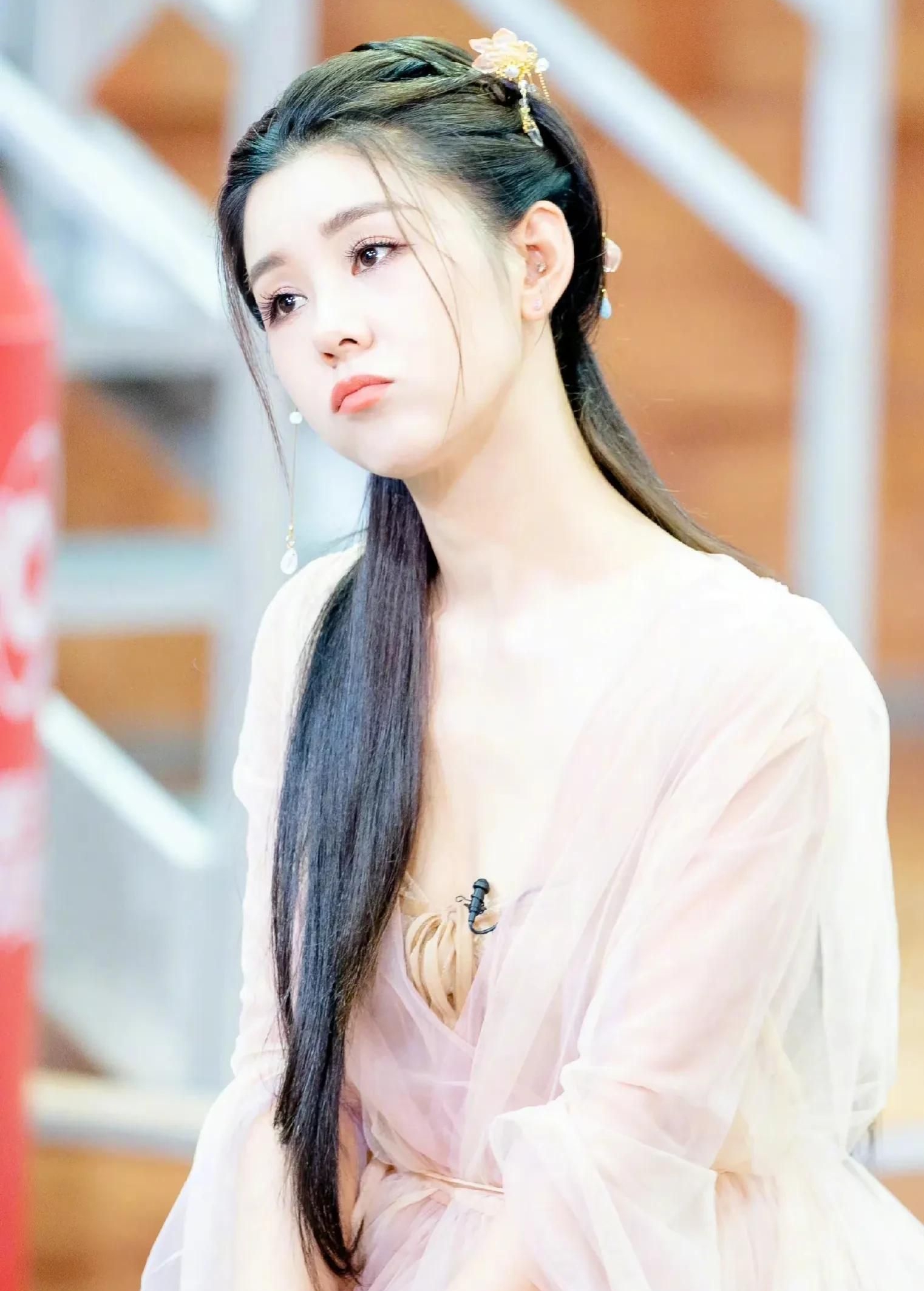 李小萌楚楚动人端庄大方的写真照