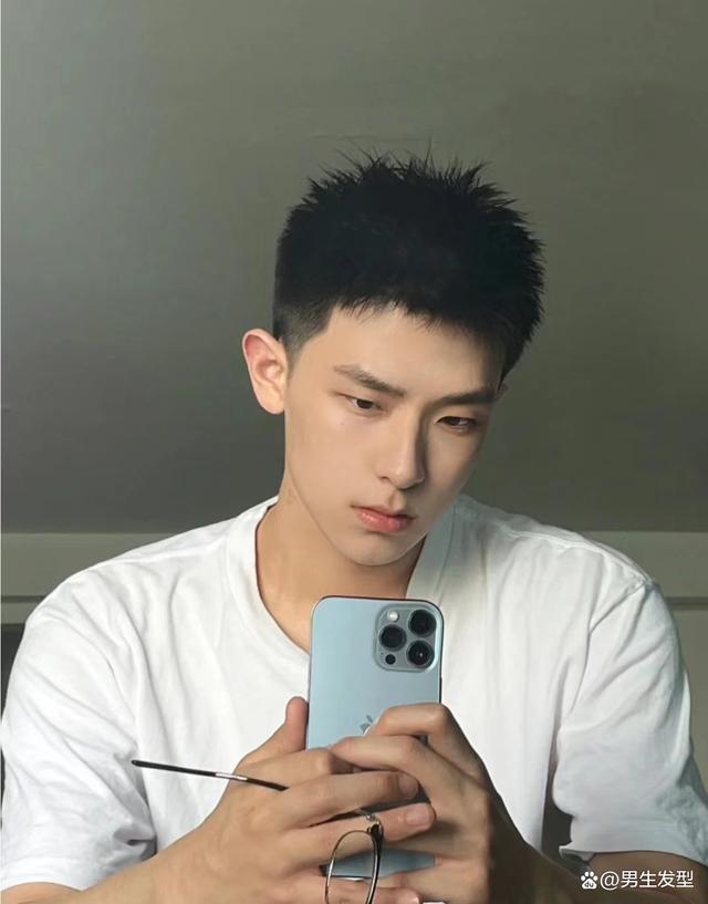 年轻的男生剪这3款"露额"发型,阳光又帅气,颜值蹭蹭涨