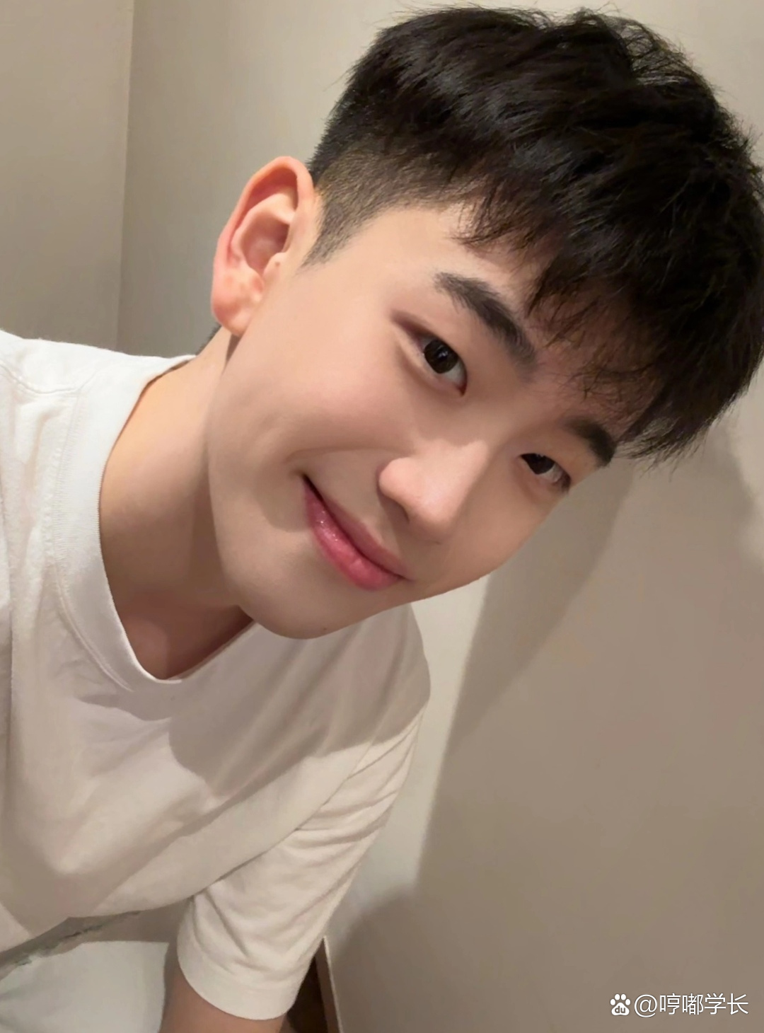 是不是现在的高中生都这么奶味十足?#爱自拍的男生# #帅哥窝