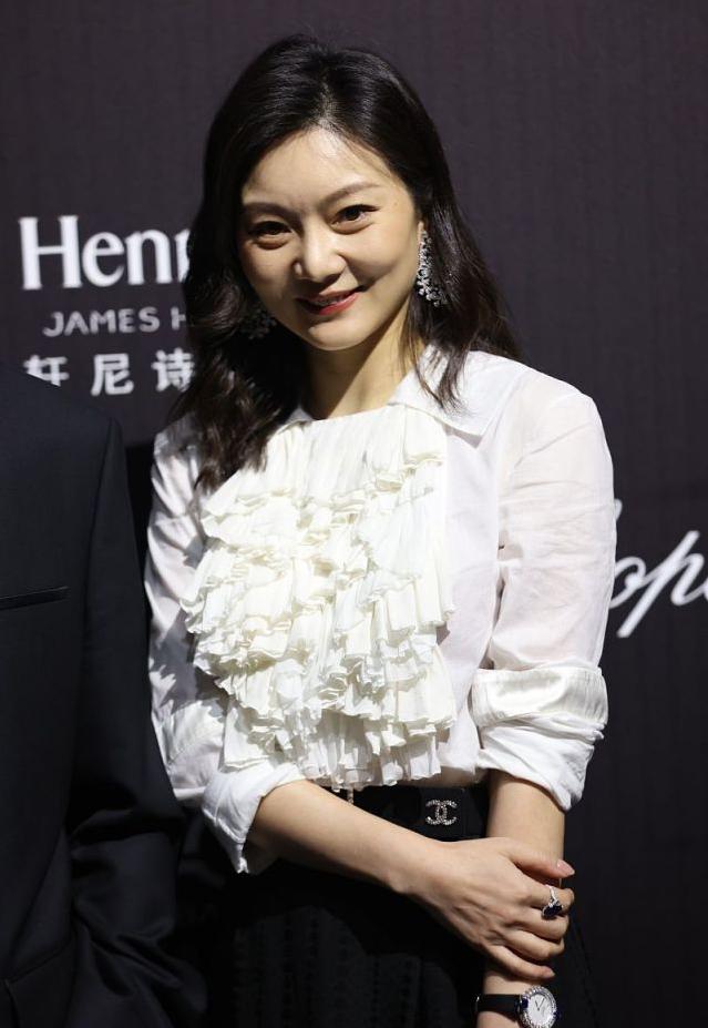 陈婷越来越成熟衬衫配不规则半身裙气质不输00后谋女郎