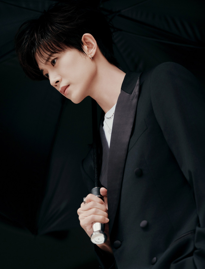 裁切率性的潇洒7315boss@任嘉伦allen黑色西装反差感造型来袭