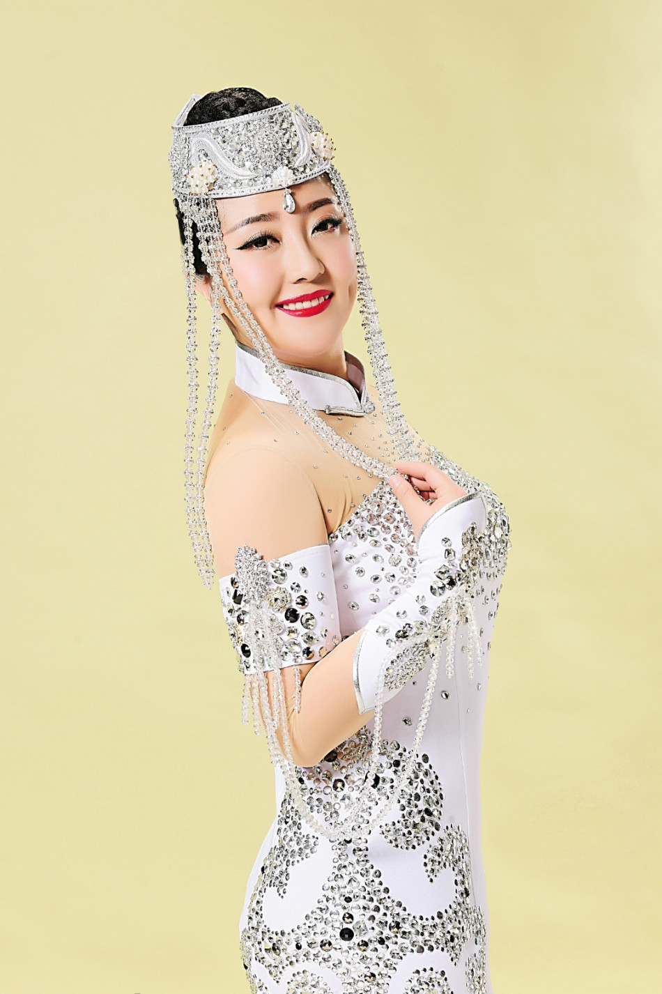 组图:歌手格格新写真曝光 展浓浓蒙古风情_高清图集_新浪网