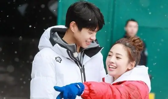 魏大勋基本就像是在照顾女朋友一样照顾鬼鬼了,鬼鬼也多次说过大勋是