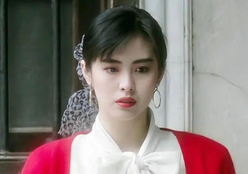 "女神"王祖贤近照被曝光,55岁的她被讽颜值暴跌?手下