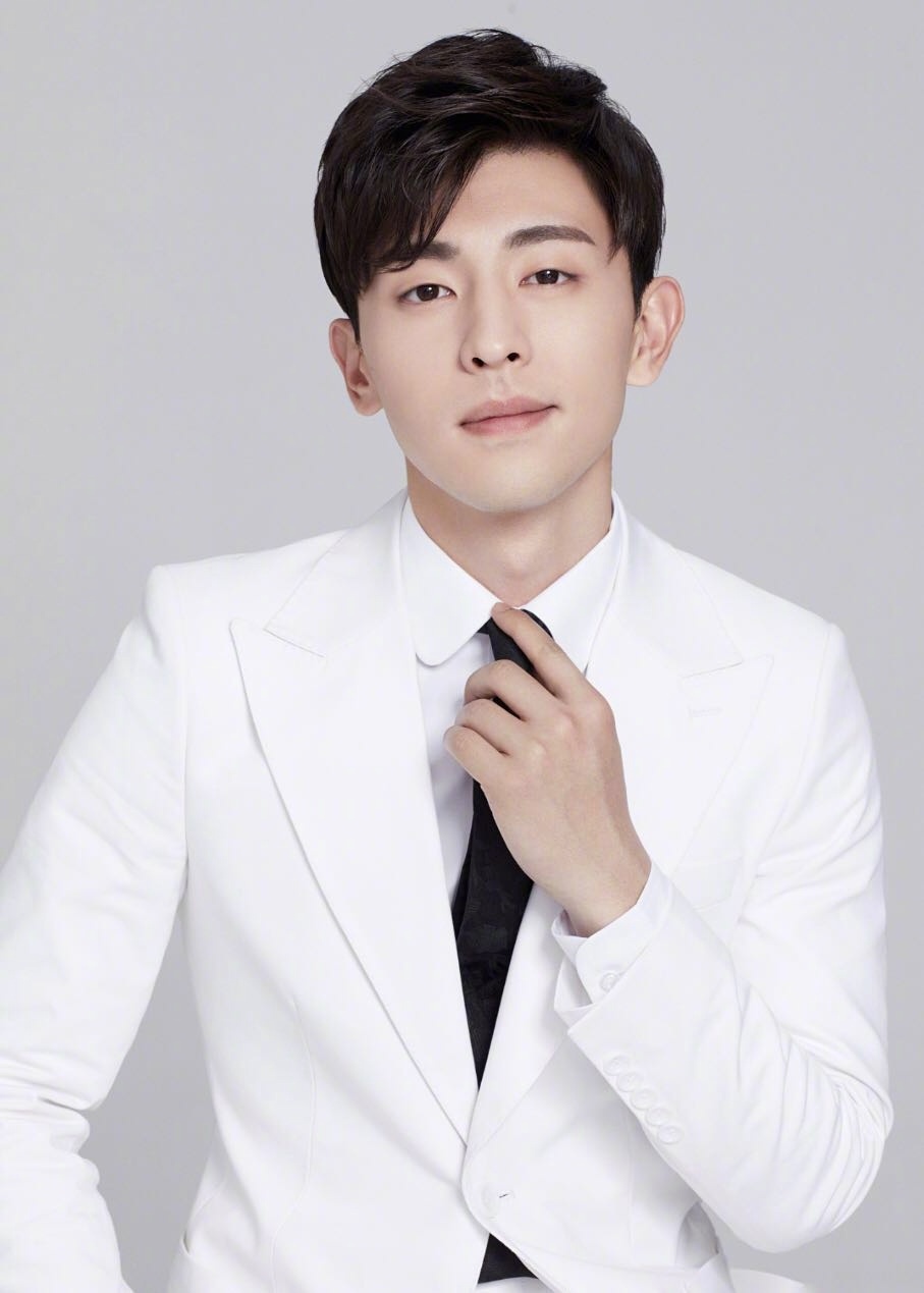 邓伦白色系英俊帅气时尚写真图片17