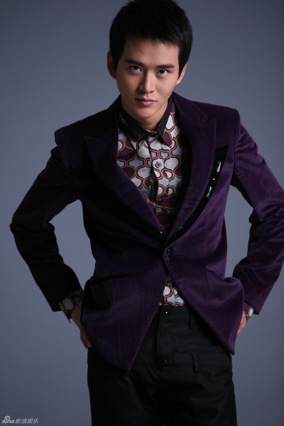 西装范儿十足尽现"雅痞"风范,深邃眼神彰显出独属于成熟男人的不