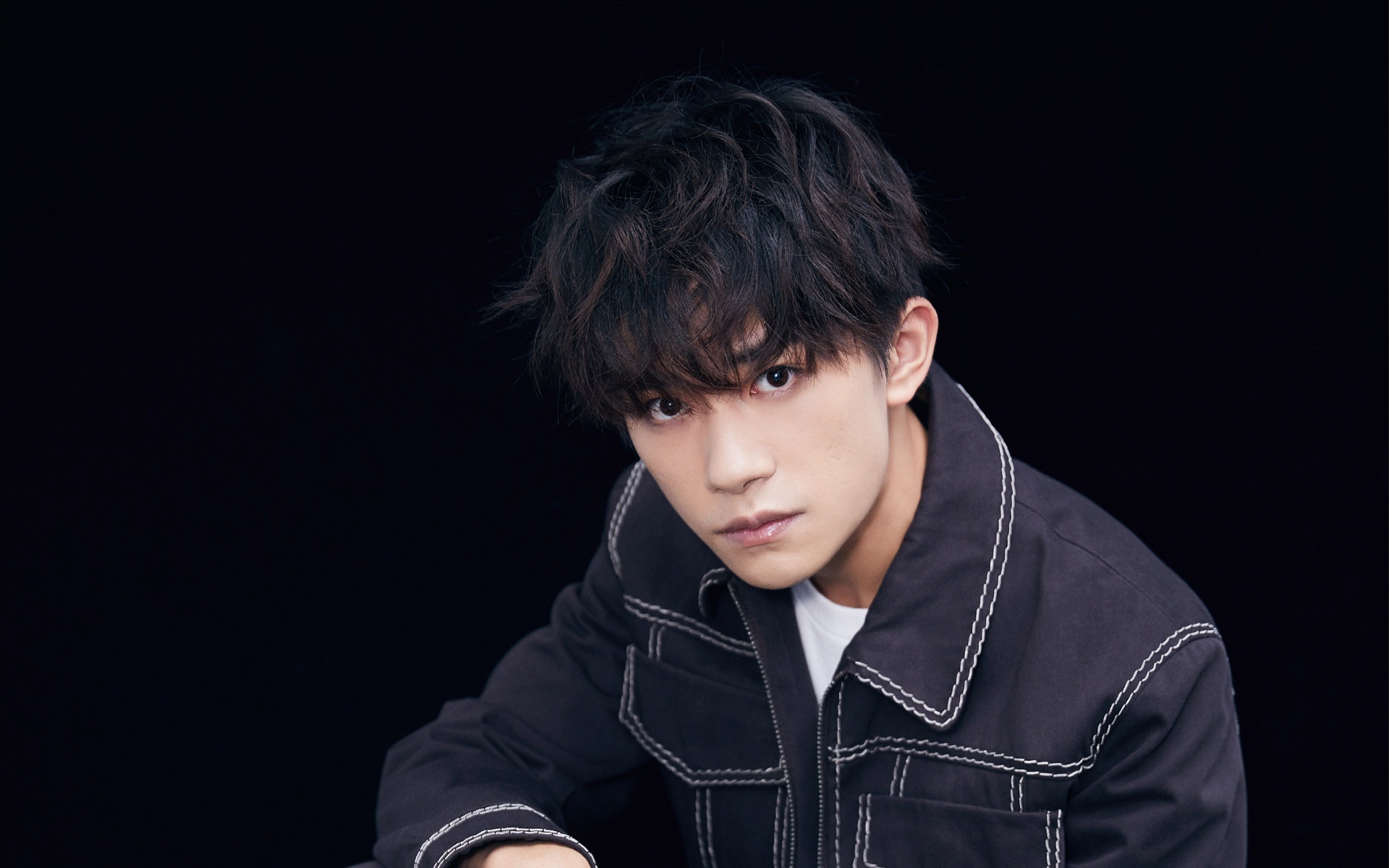 首页 电脑壁纸 tfboys易烊千玺黑色背景帅气写真 > || 更新时间:2018