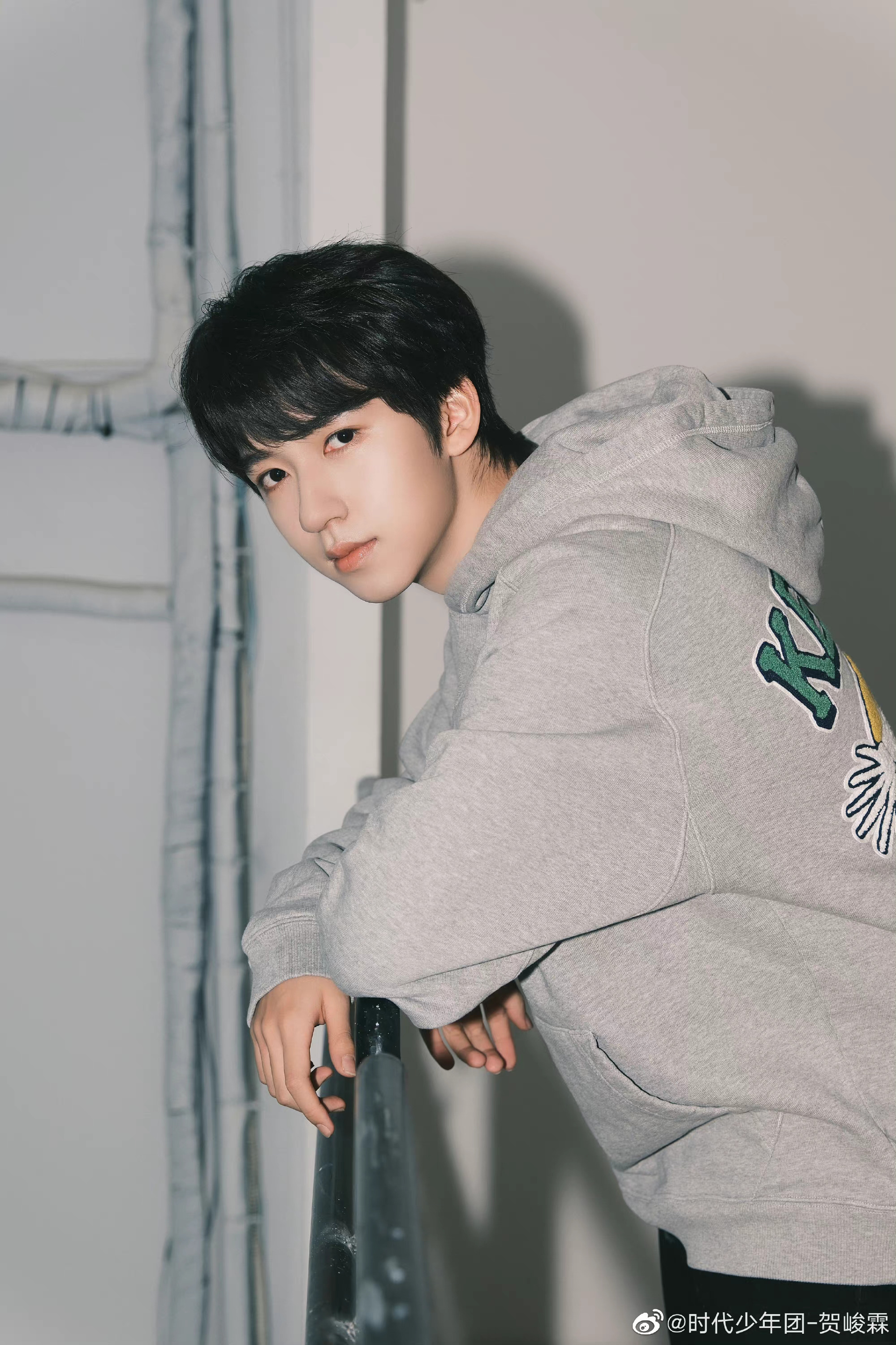 贺峻霖北京机场出发,全黑造型好酷 黑色渔夫帽搭配黑色面包服