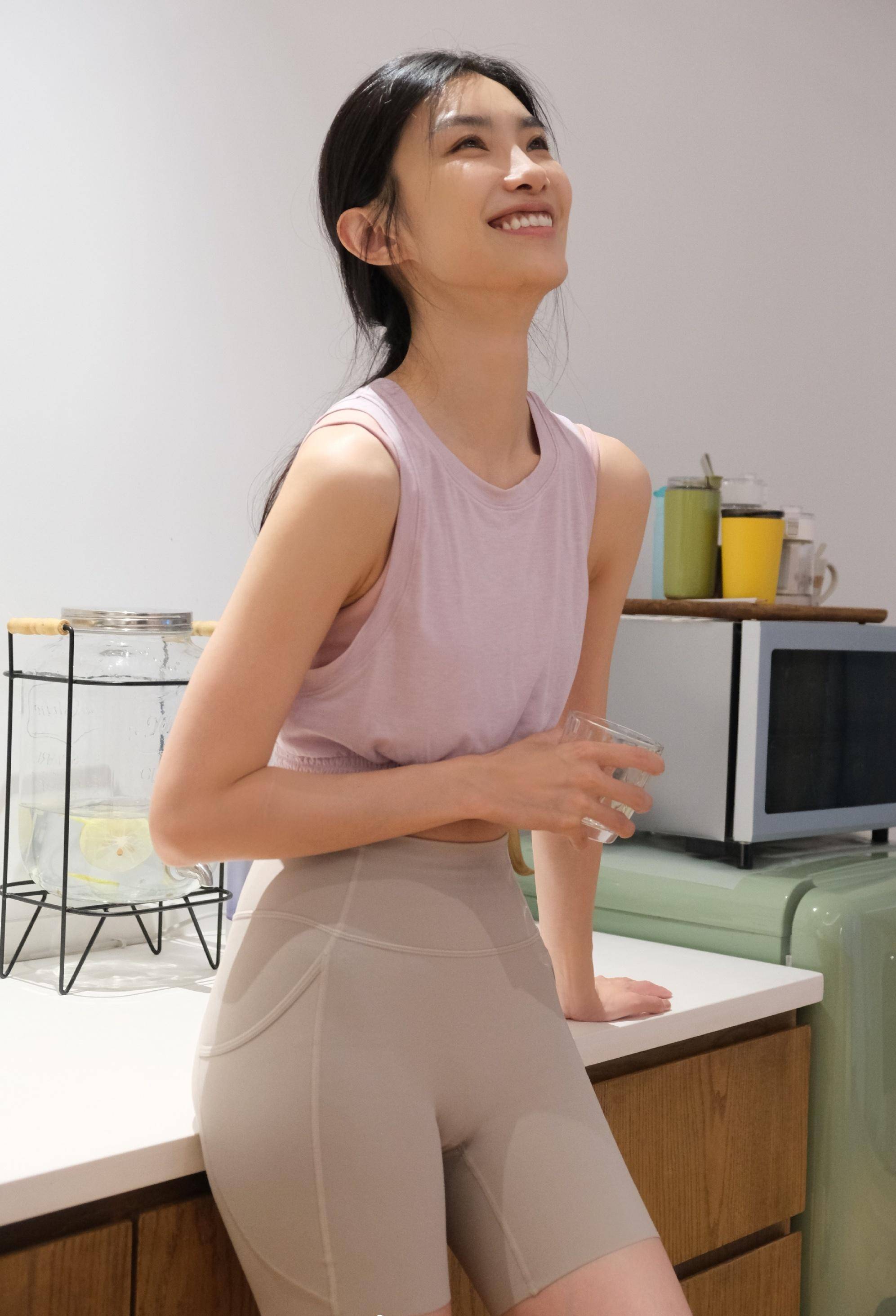 世界精英模特中国冠军侯梦蝶晒瑜伽写真,身材苗条,像某影视明星_留言