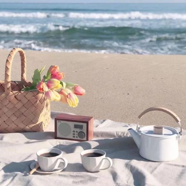 朋友圈背景图丨阳光下像个孩子 风雨里像个大人