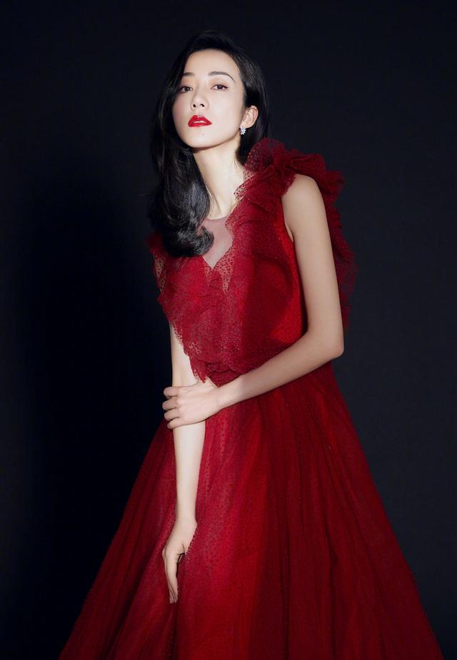 韩雪红色连衣裙礼服时尚写真.韩雪身穿红色连衣裙,优雅迷人,气质出众.
