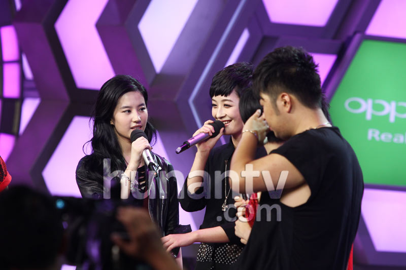 组图:刘亦菲曾轶可牵手录节目 自曝逛街唱k趣事