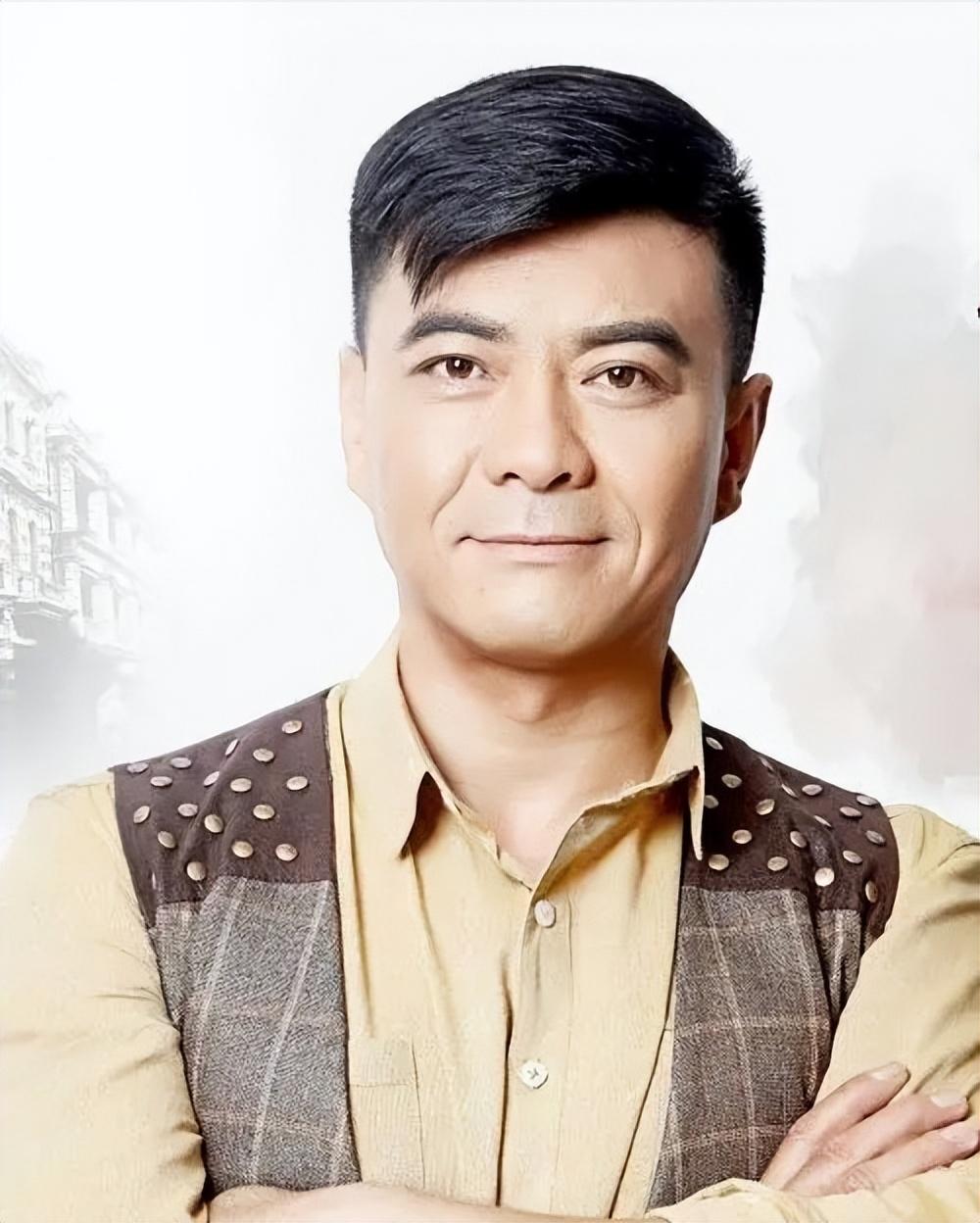 王新军|王新军:与相伴10年的发妻离婚后,转身娶小7岁秦海璐,他怎样了