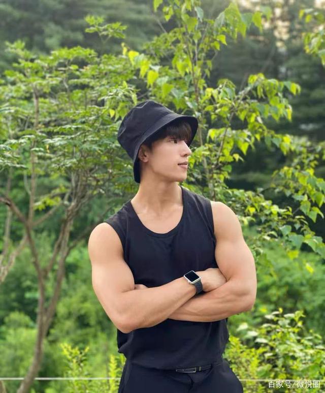 精壮鲜肉的肌肉线条如刀刻,爱摆pose秀身材,男友力爆棚