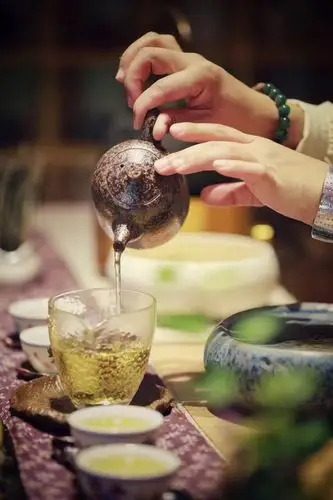 在严谨而神圣的禅茶礼中,品味茶与禅在思想上的"同味",品味禅的平淡