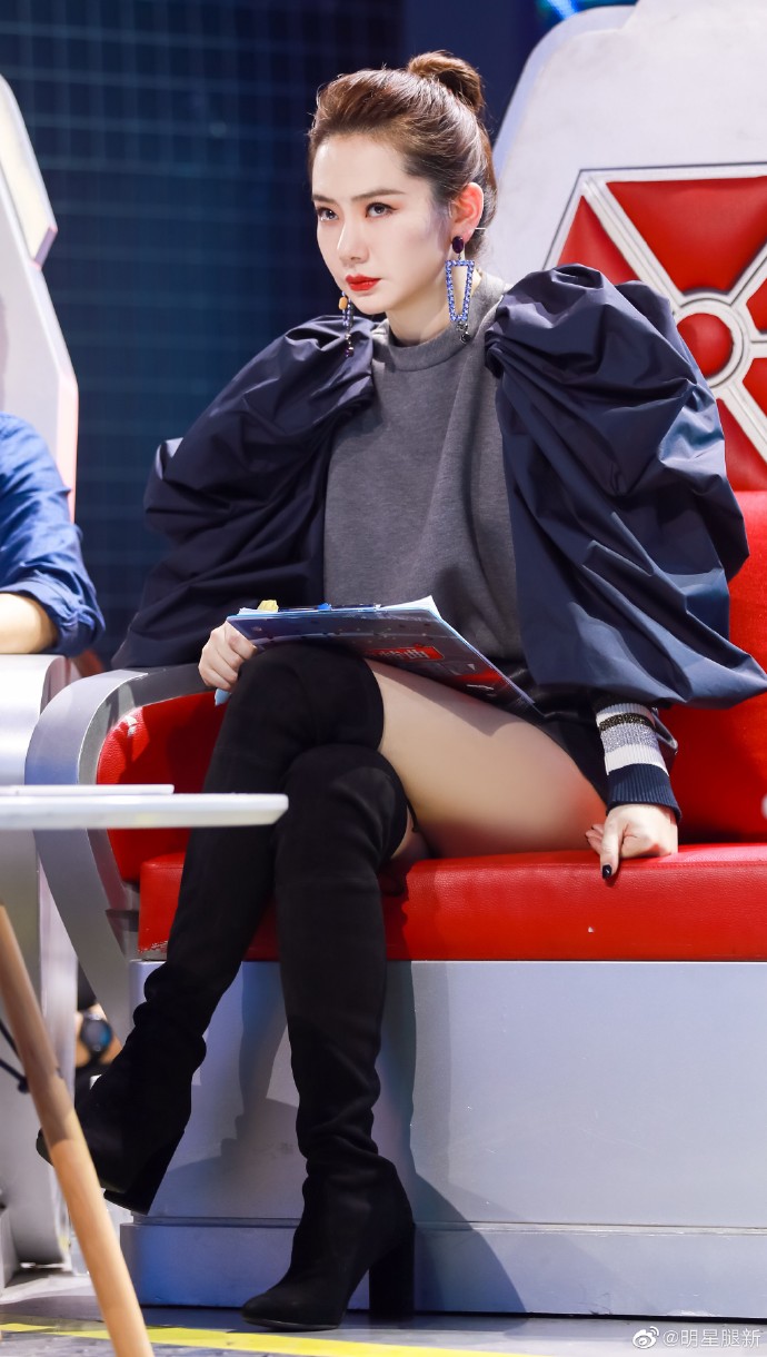 《最强大脑》戚薇穿高跟长靴露美大腿翘二郎腿