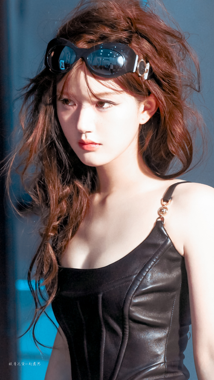 赵露思凌乱红发