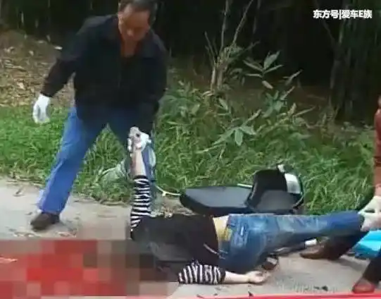 一辆大货车撞上一辆女装车,女装车后座上一年轻女子摔出,被大货车碾压