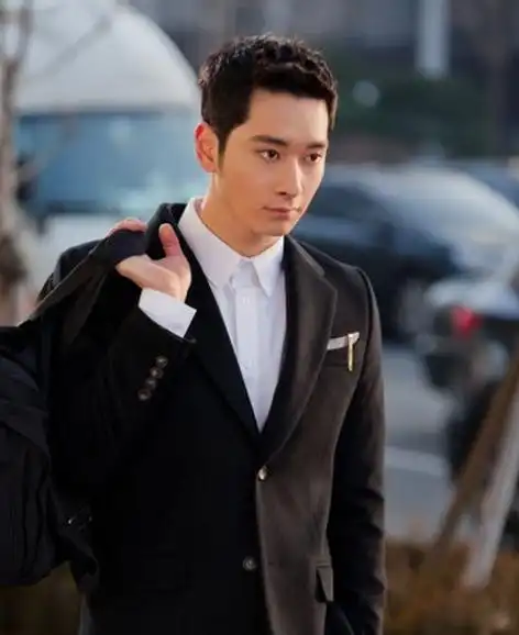 一男性公务员上班9年了,现在被举报其实际年龄比身份