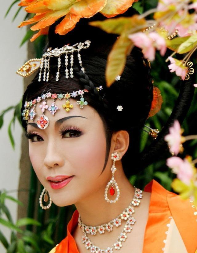 李玉刚大家都很熟悉但是他的妻子你清楚吗背景强大