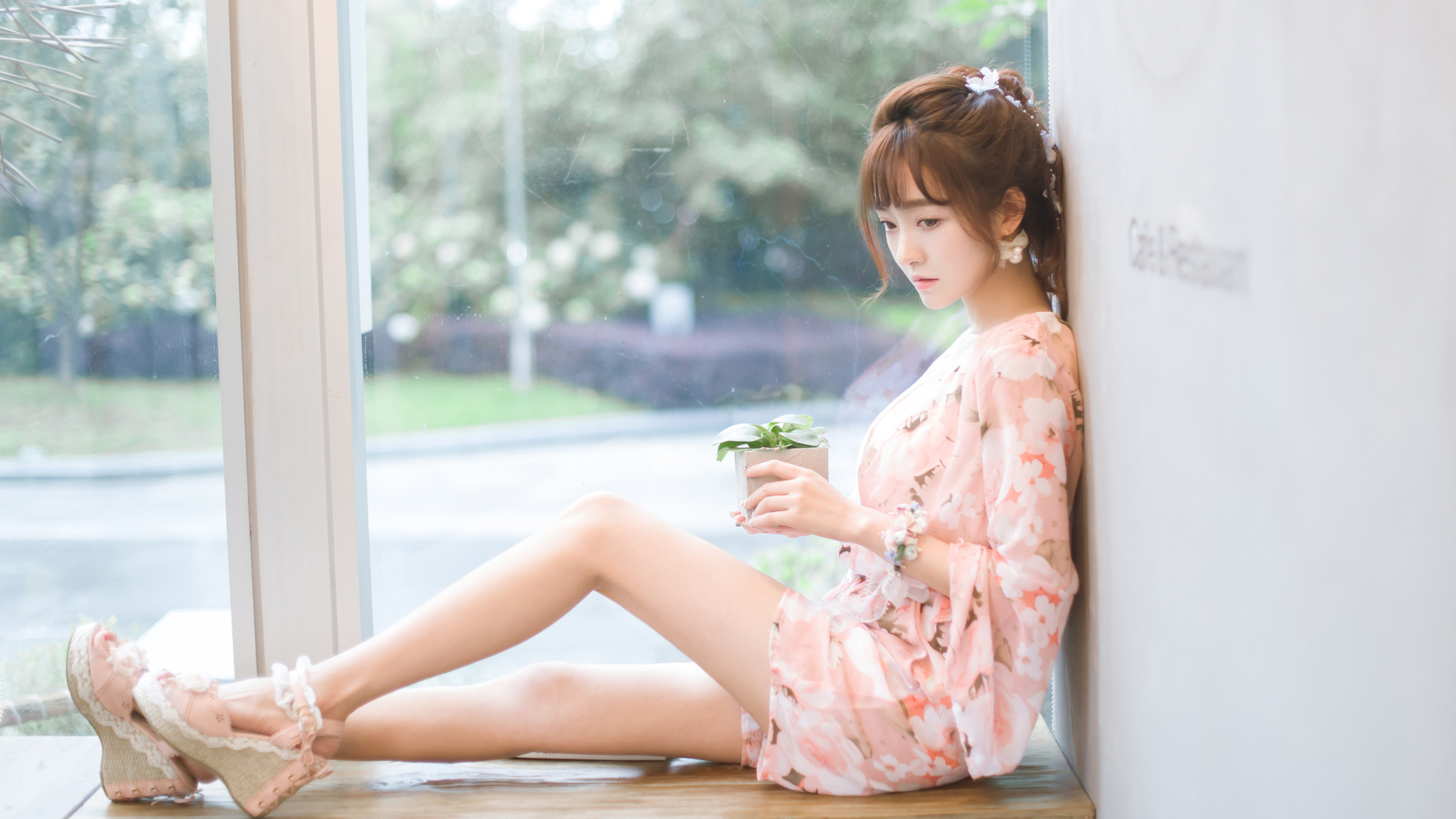 水汪汪的萌妹子可爱写真电脑桌面壁纸