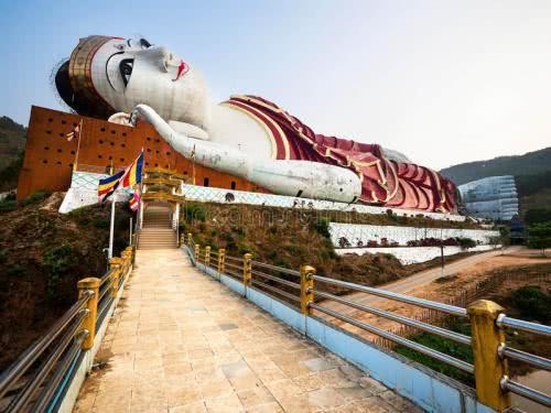 其实在国内也是有许多著名的大佛像的,像乐山大佛,灵山大佛等等.