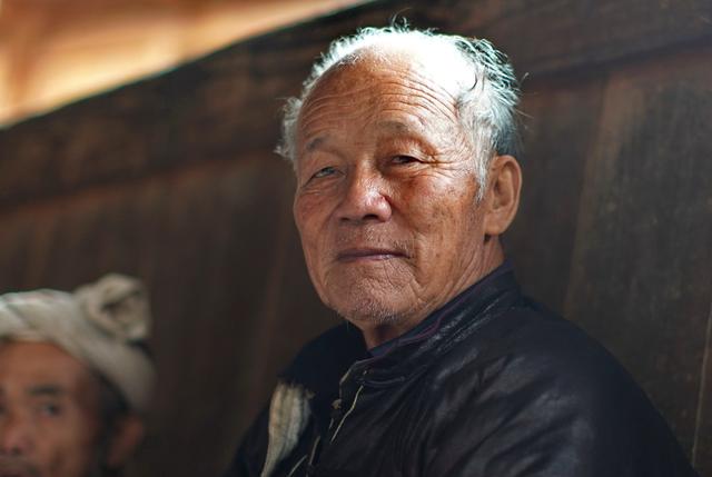 中国老人:八十岁的老哥们每月aa制聚餐两次,这天是最快乐日子