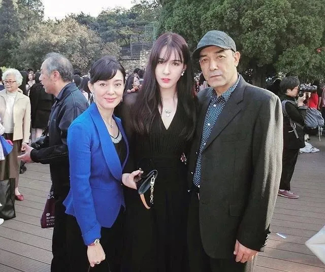 从人人喊打到国民岳父阿的江口碑意外逆袭球迷排队道歉竟是因为她