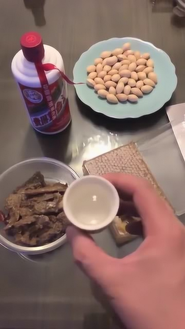 熊哥真仗义,怕我一人喝酒寂寞,特意介绍来俩兄弟