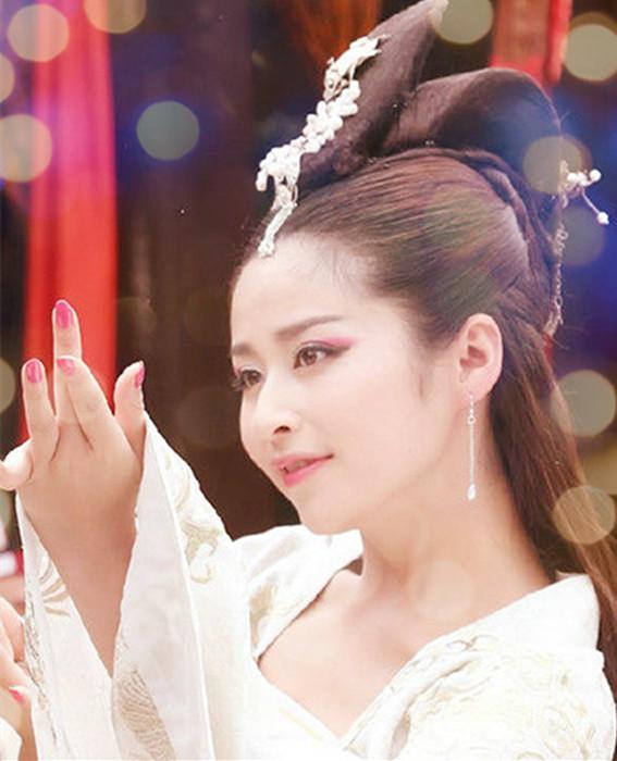 颖儿,饰演妲己,帝辛的妃子,妲己乃是难得一见的美女.