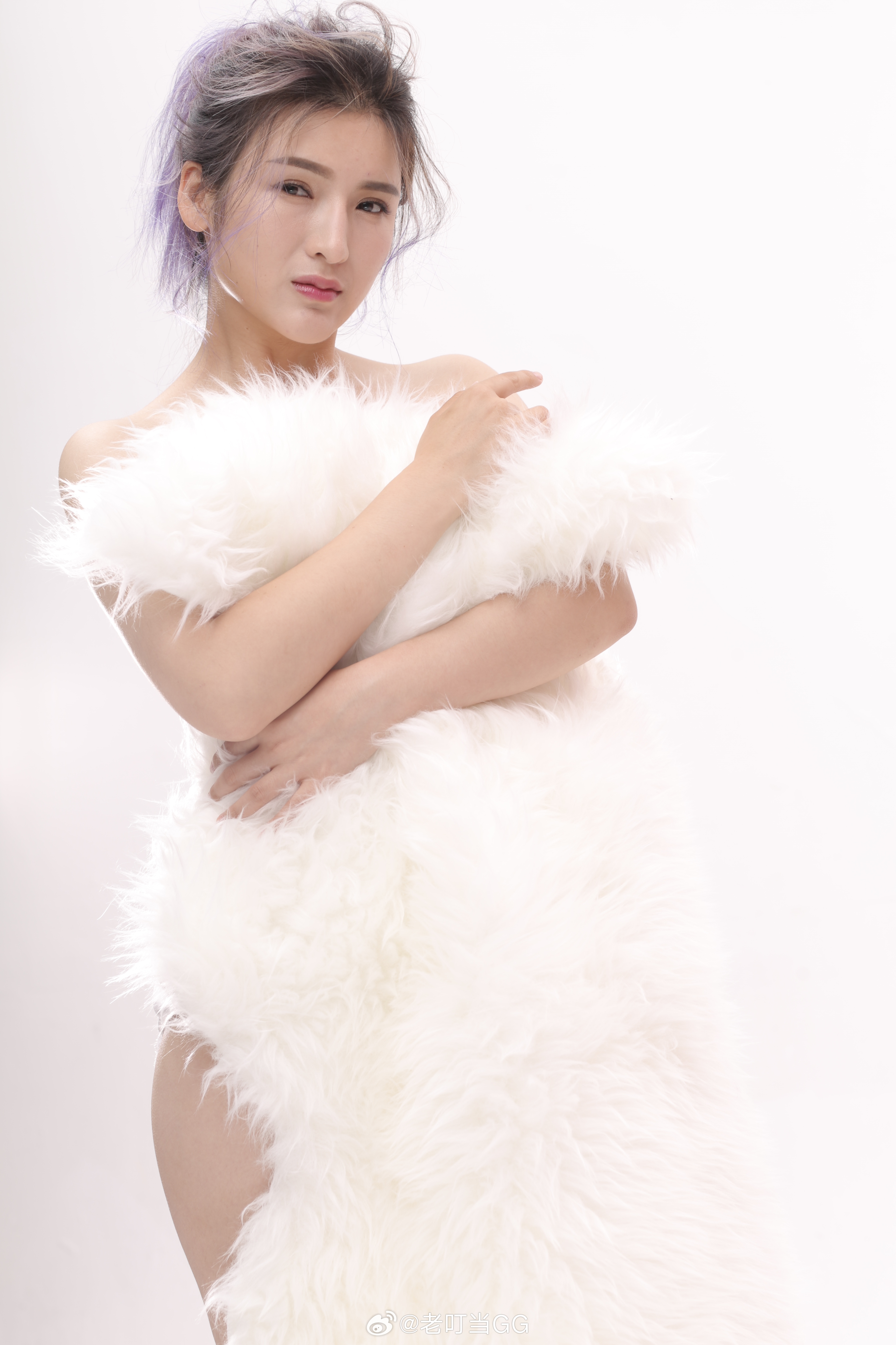 郭一橙,这位内地新生代女歌手,如同璀璨的星辰,于2013年12月1日首次