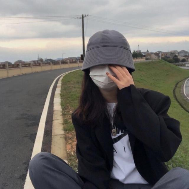 好看的人物头像女生挡脸(真人好看头像女生挡脸)-中纳网