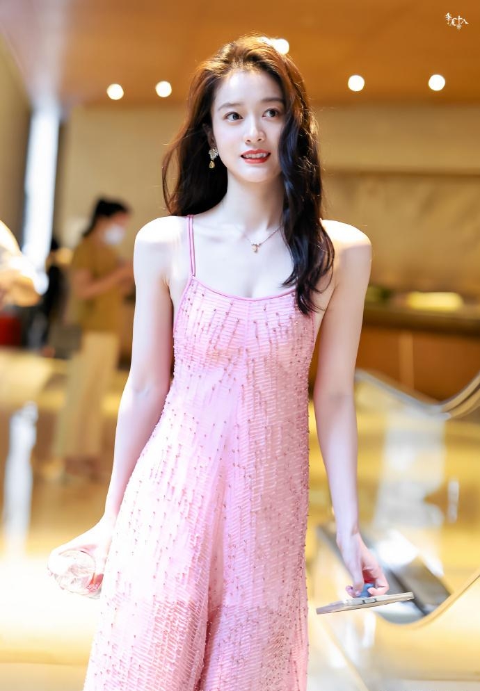 "虎牙小妹"张雪迎吊带粉色花裙好美啊#我们都爱聊八卦# #娱乐# #明星