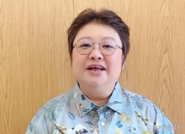 照片中的韩红明显变得非常瘦弱,引起了网友们的担忧