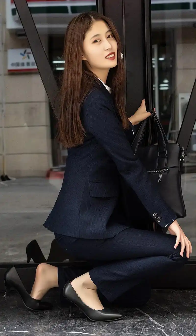 美女写真,#职业装#黑丝高跟鞋#气质美女  - 抖音