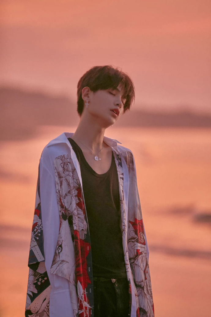 你的陪伴"落日下的黄明昊真的绝美,这又是那些nana心里的神图呢@jj