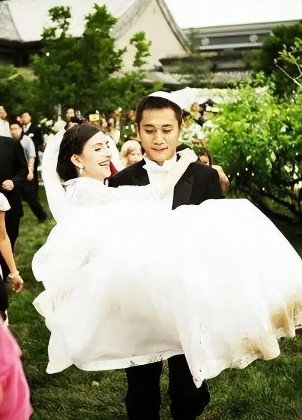 与刘烨分手16年,"疯癫"谢娜是如何和张杰活成恩爱夫妻的?