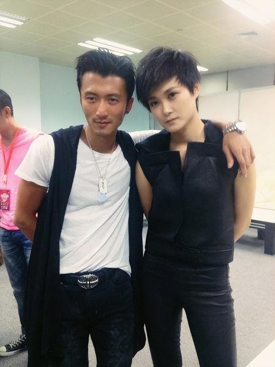 回顾李宇春以中性造型出名后男婚女嫁成了父母的心病