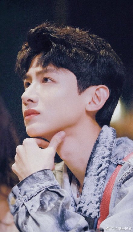 白敬亭"色气诱惑" 名品喉结性感杀人