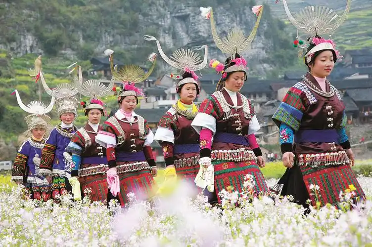 凯里舟溪式(苗族)男子上衣为立领紧身对襟布扣短衣,下穿宽裆直筒裤.