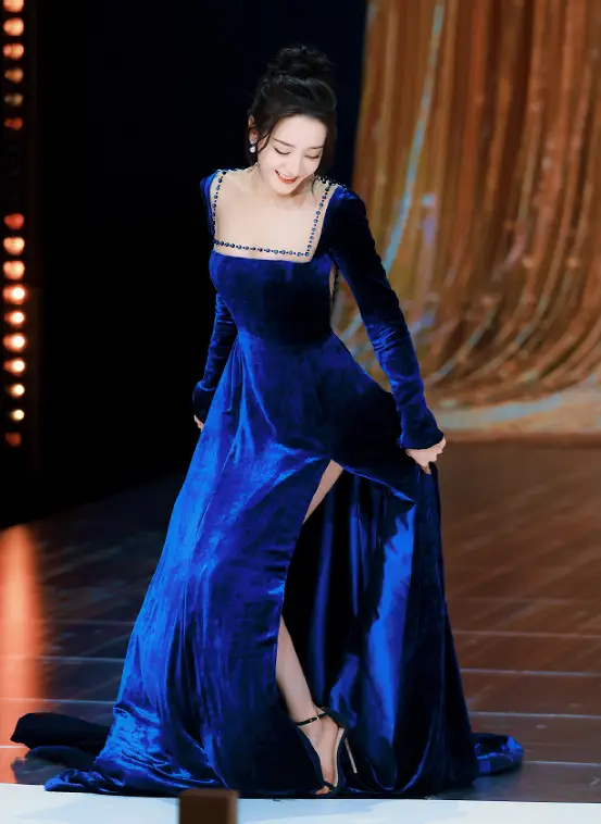 热巴穿衣越发大胆露背不说还是高开叉裙摆这不是小说女主风