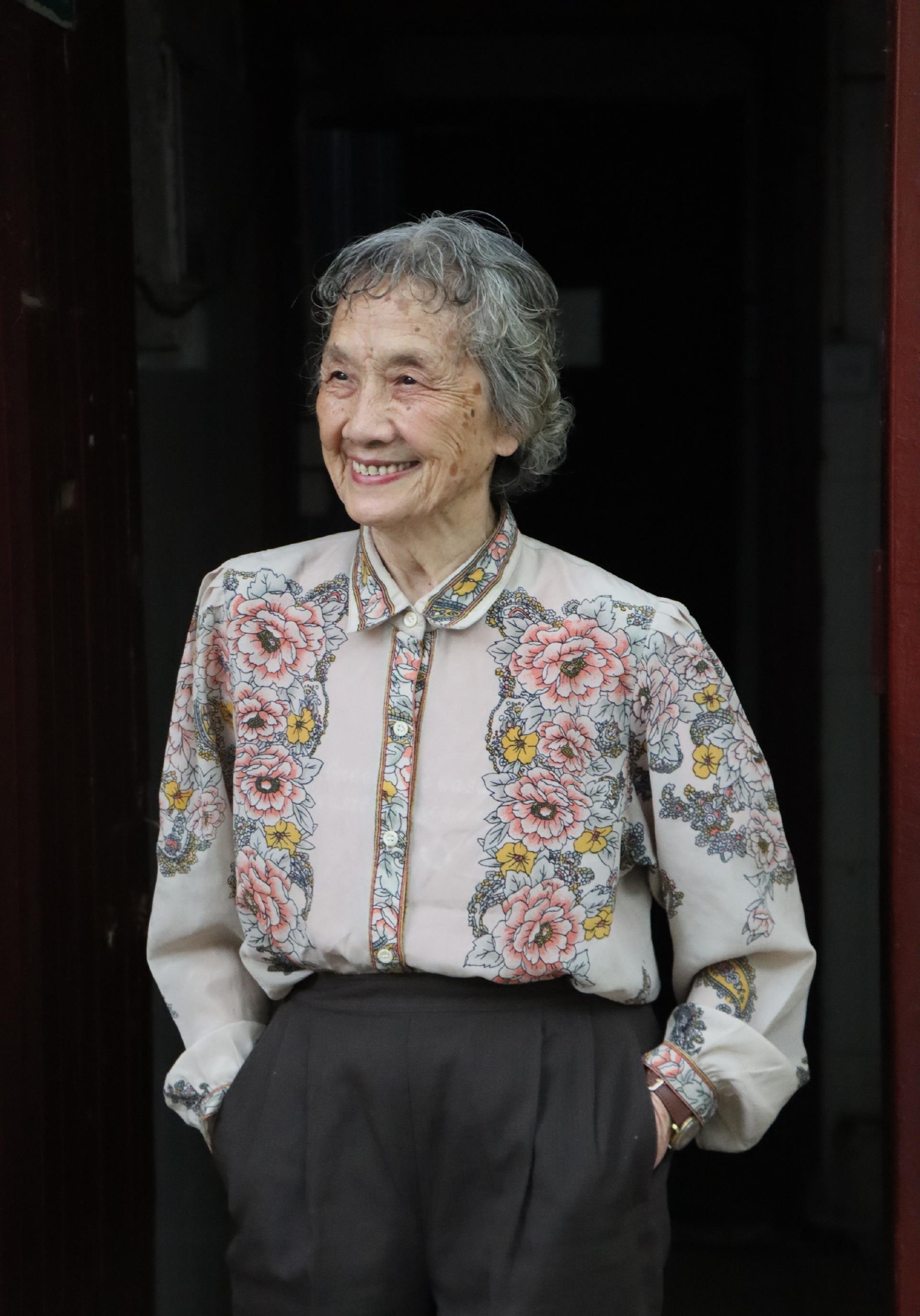 原创90岁的奶奶耄耋之年穿衣不刻意扮嫩也时髦可爱