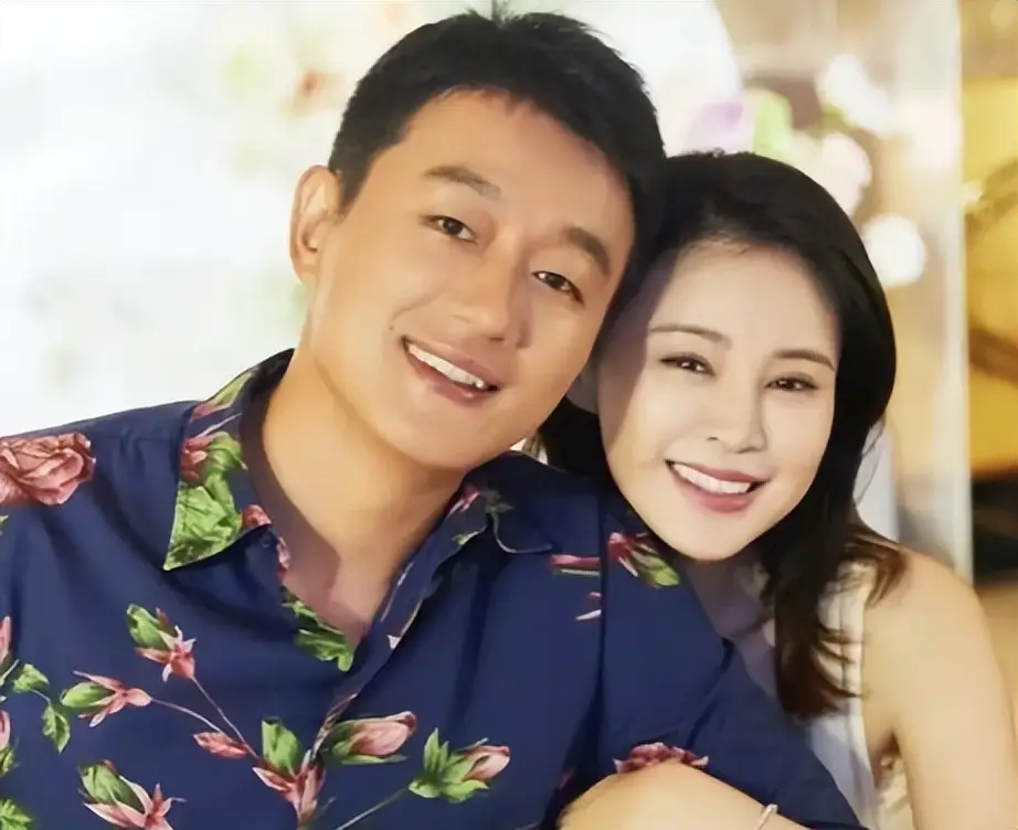 婚后的幸福婚后,关悦为了拉近与丈夫的距离,开始了自己的演艺生涯.