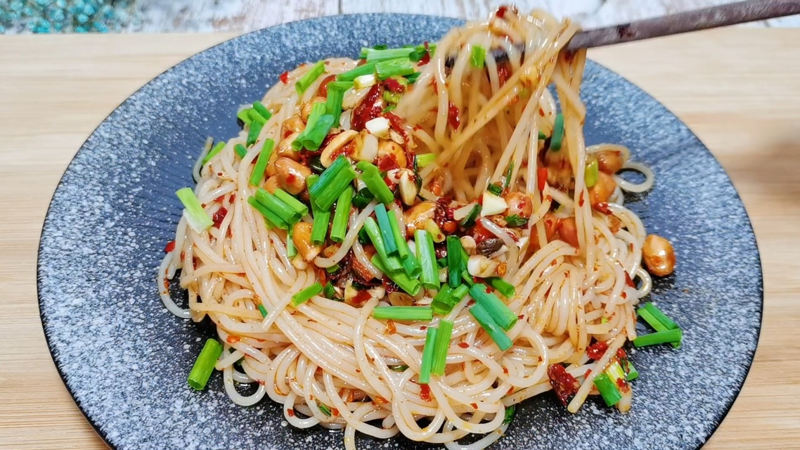 夏天没胃口吃不下饭,试试这个凉拌米粉