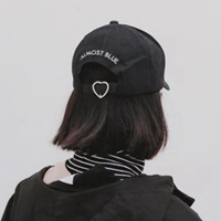 戴帽子低头女生头像黑白_微信头像图片大全