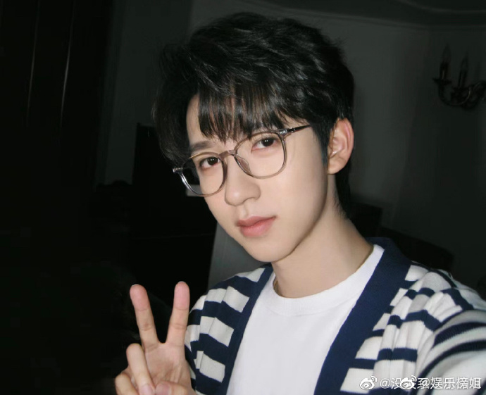 贺峻霖比赞自拍##ip风向标