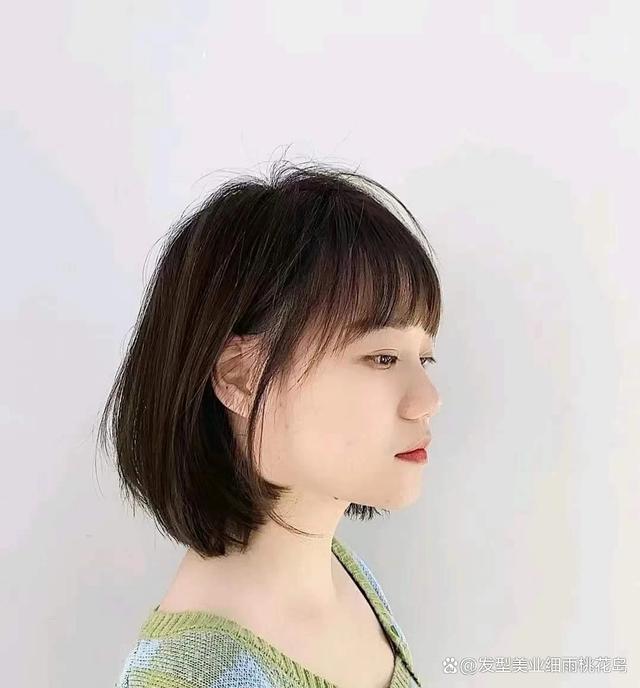 夏天剪一款这样的短发,真的好看又减龄,非常简约又百搭的漫画短发给人