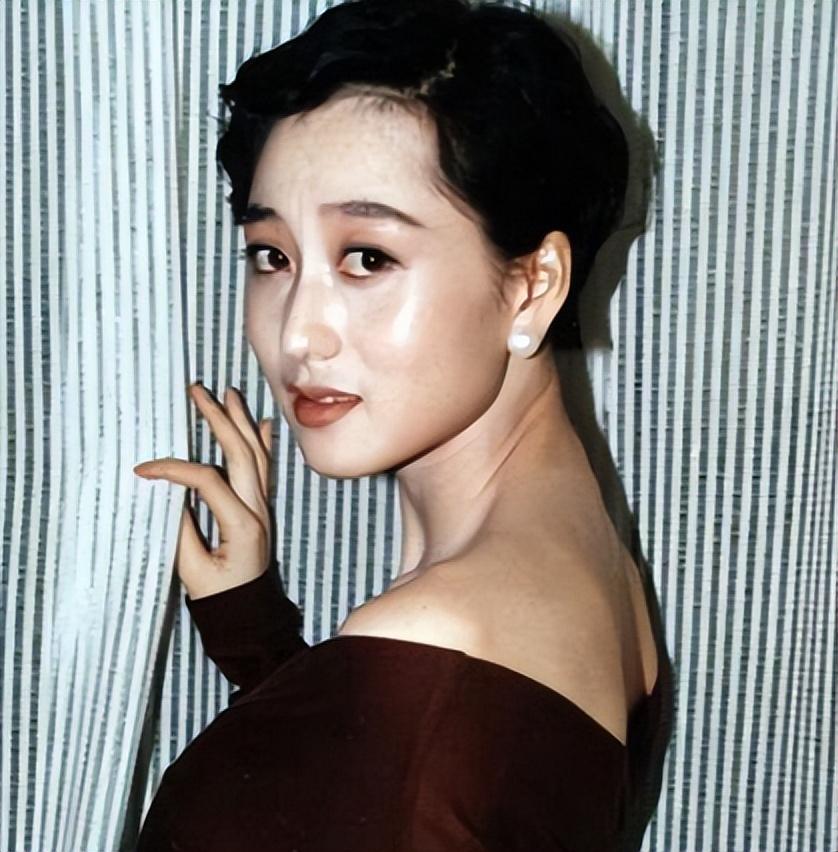 61岁利智罕现身,头发稀疏双颊下垂似妇女,曾被誉为港圈第一女子